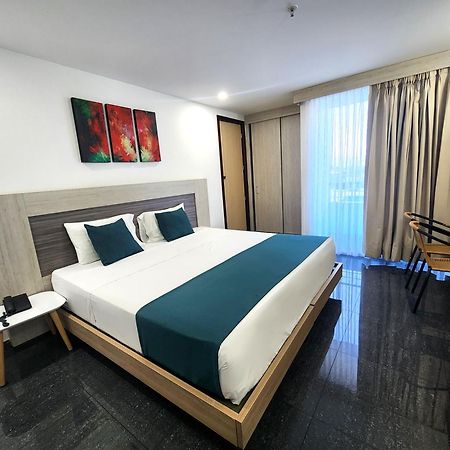 Hotel Be Suites Cali Bagian luar foto